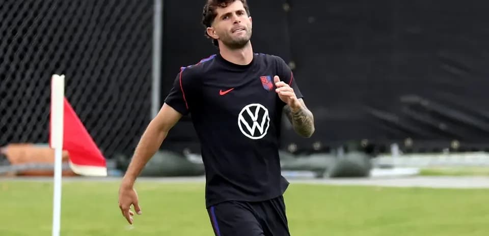 Jugador entrenando en la cancha con uniforme negro