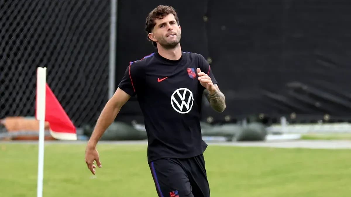 Jugador entrenando en la cancha con uniforme negro