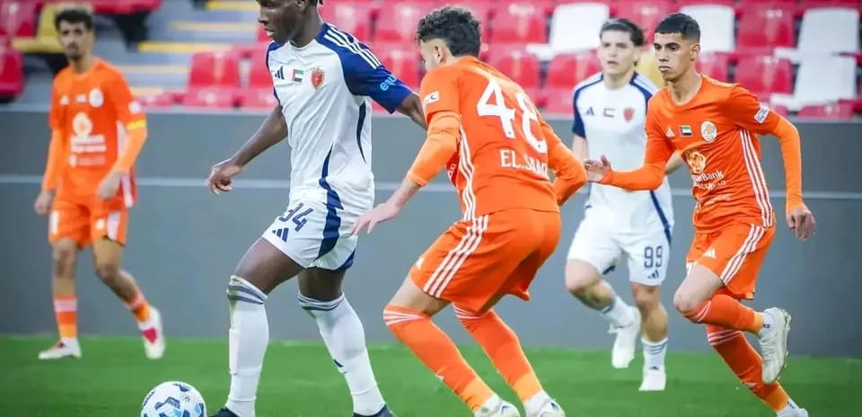 Jugadores de Shabab Al-Ahli y Bani Yas compiten