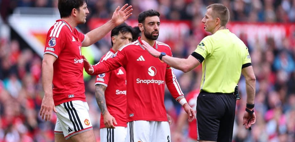 Jugadores del Manchester United discutiendo con el árbitro