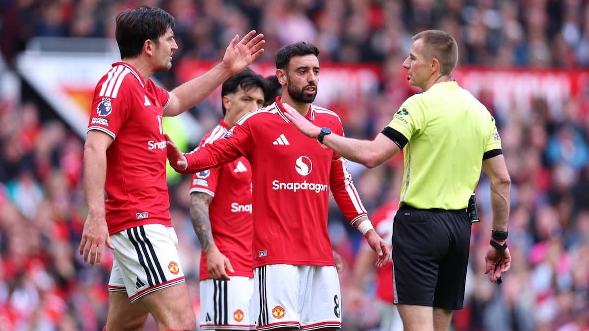 Jugadores del Manchester United discutiendo con el árbitro