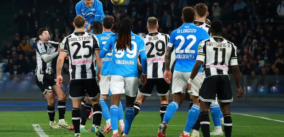 Jugador de Napoli cabecea en partido contra Udinese