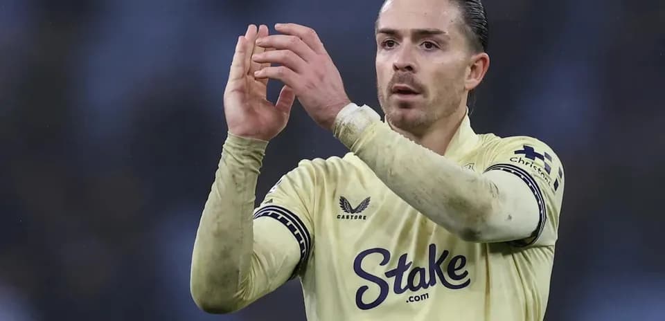 Jugador aplaudiendo en el campo durante un partido