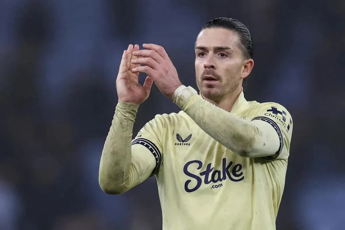 Jugador aplaudiendo en el campo durante un partido