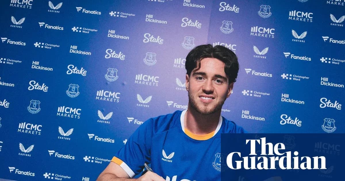 Jugador de Everton firmando contrato en conferencia