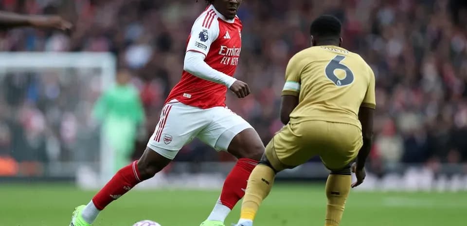 Jugador de Arsenal driblando a un defensor