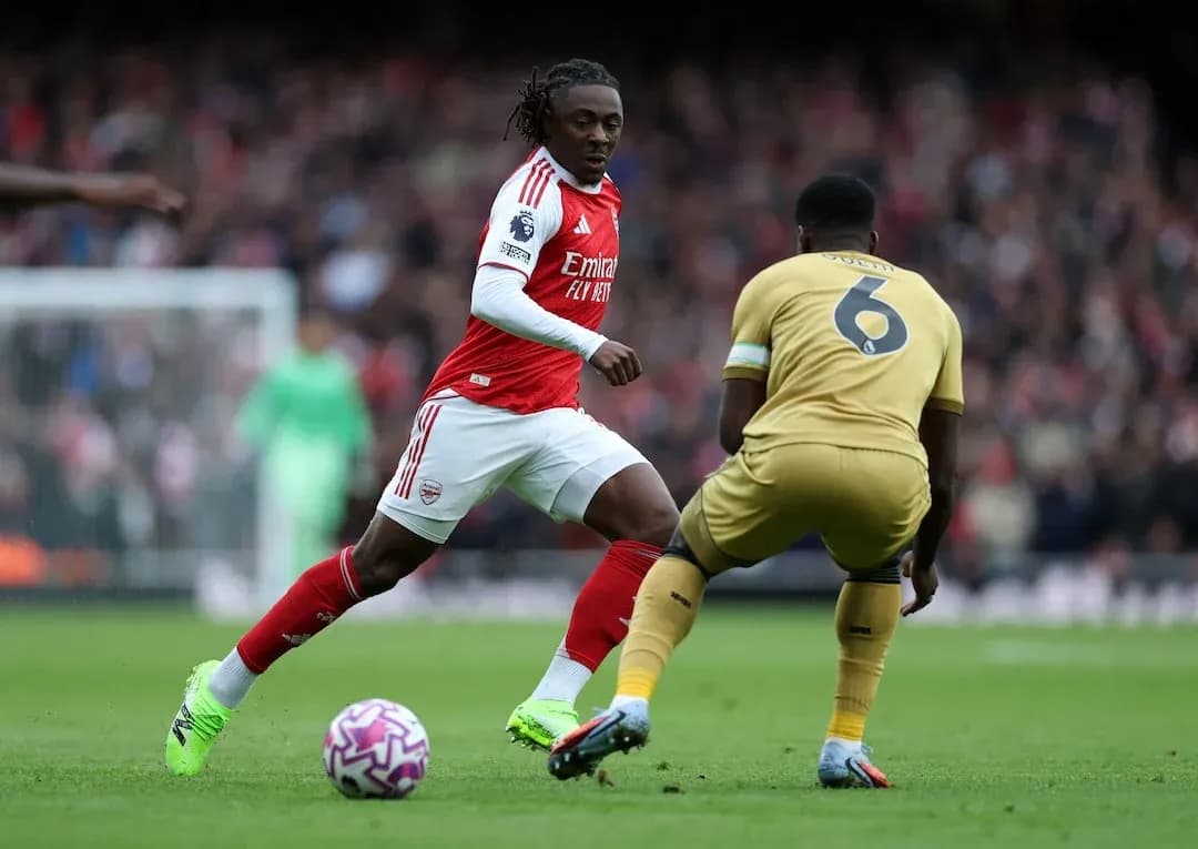 Jugador de Arsenal driblando a un defensor