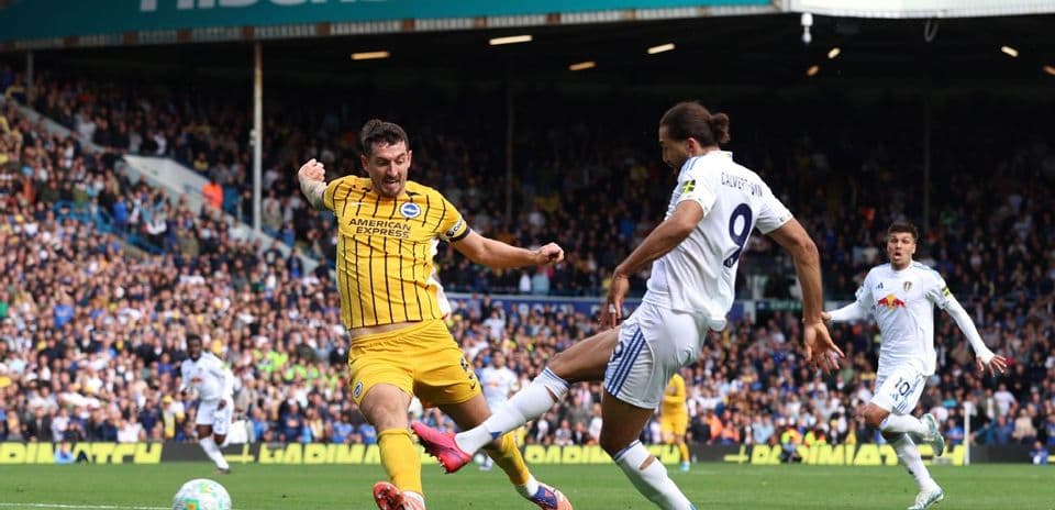 Jugador de Brighton defendiendo contra Leeds