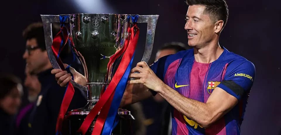 Jugador levantando trofeo de campeonato en celebración