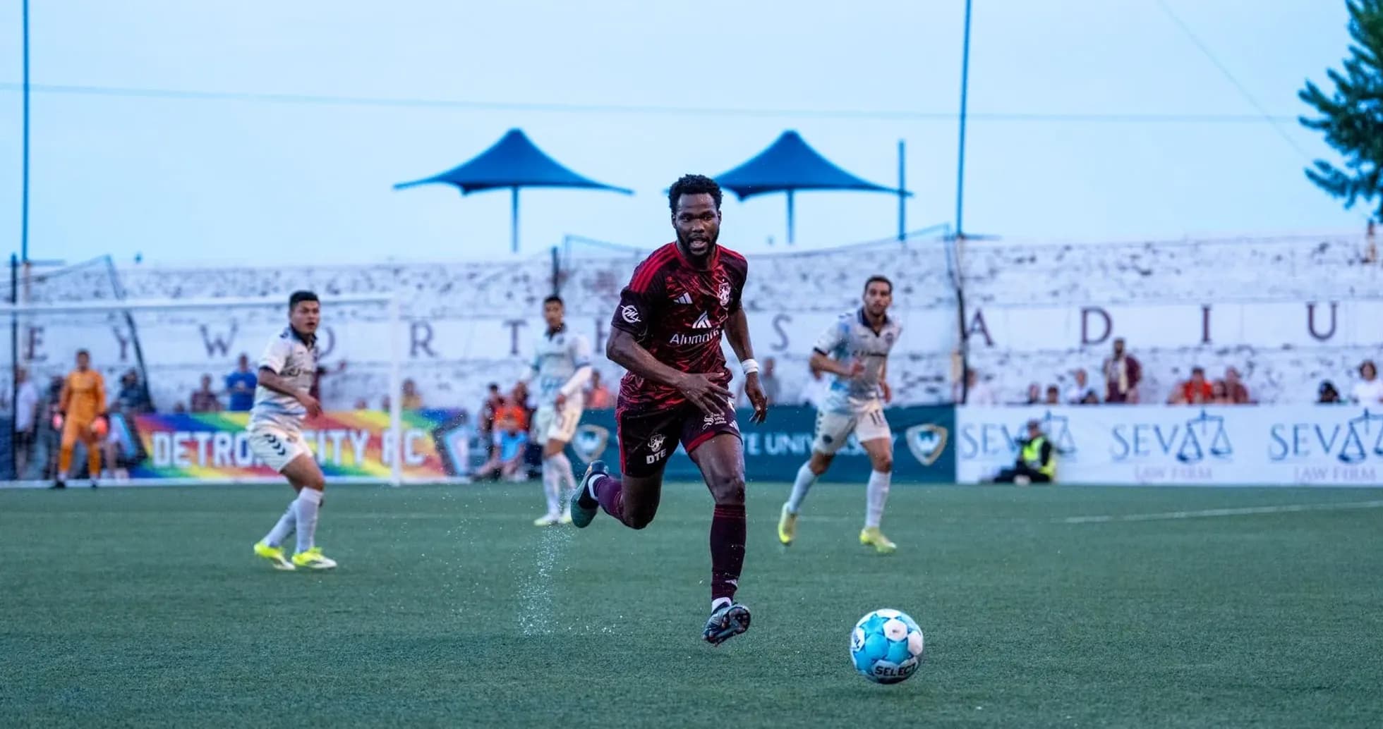 Jugador de Detroit City corriendo con el balón