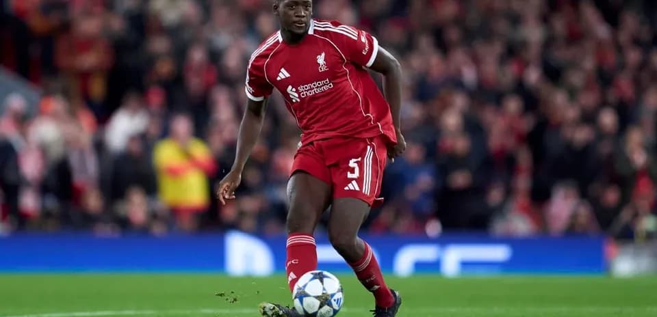 Jugador de Liverpool conduciendo el balón en el campo