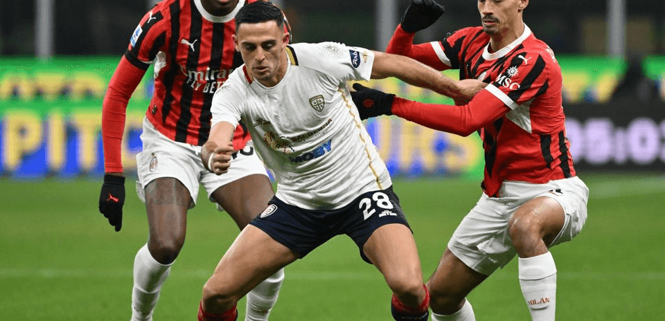 Jugador de Cagliari siendo despojado del balón
