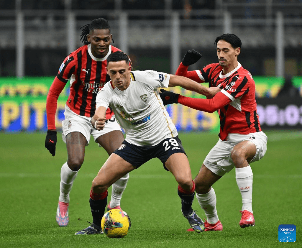 Jugador de Cagliari siendo despojado del balón
