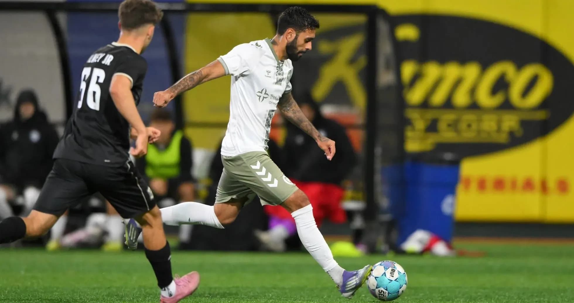 Jugador de NY Cosmos avanzando con el balón
