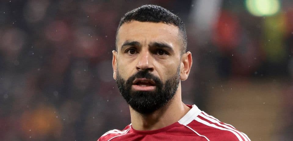 Jugador con barba en camiseta roja durante partido