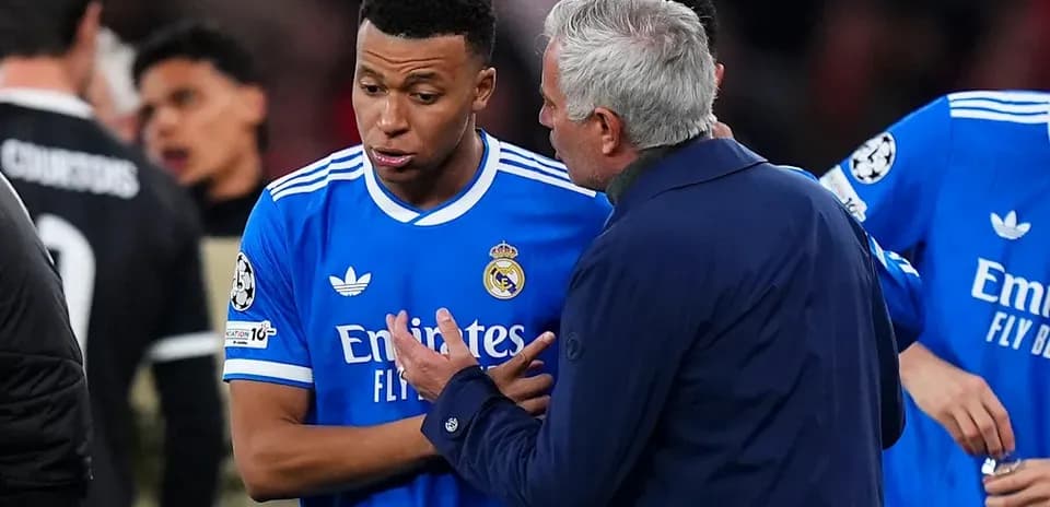 Entrenador hablando con jugador en el campo
