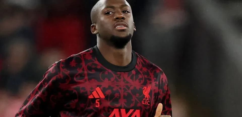 Jugador de Liverpool en uniforme durante calentamiento