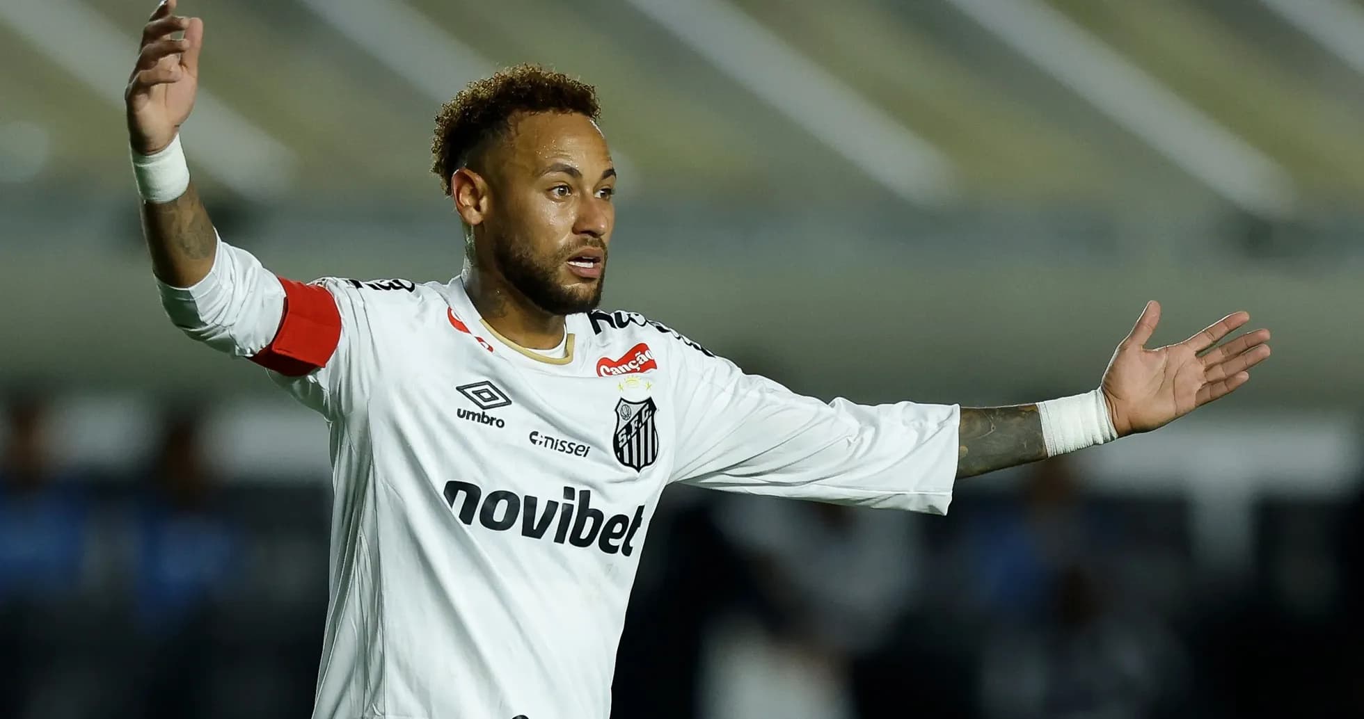 Jugador de Santos gesticulando durante el partido