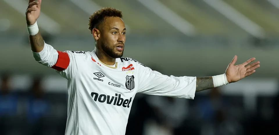 Jugador de Santos gesticulando durante el partido