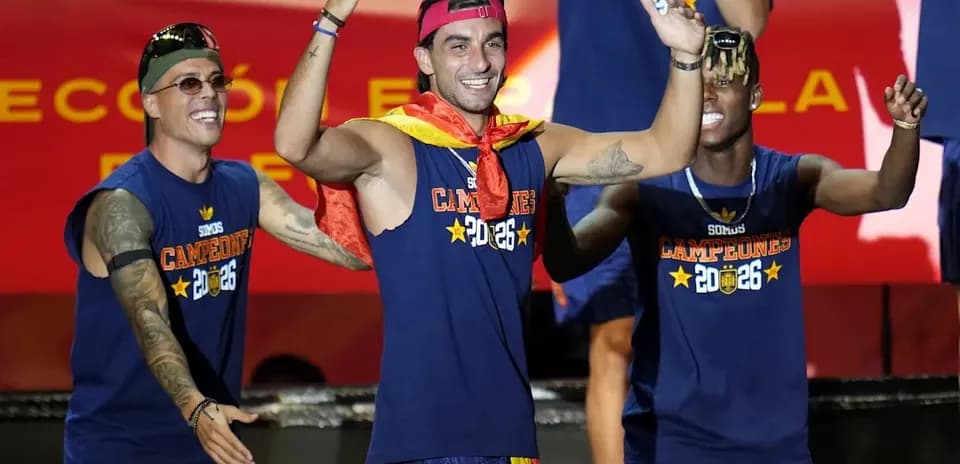 Jugadores celebrando con banderas en el escenario