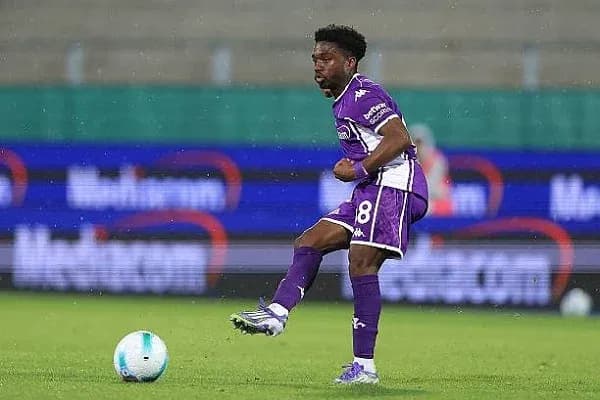 Jugador driblando el balón durante un partido de fútbol