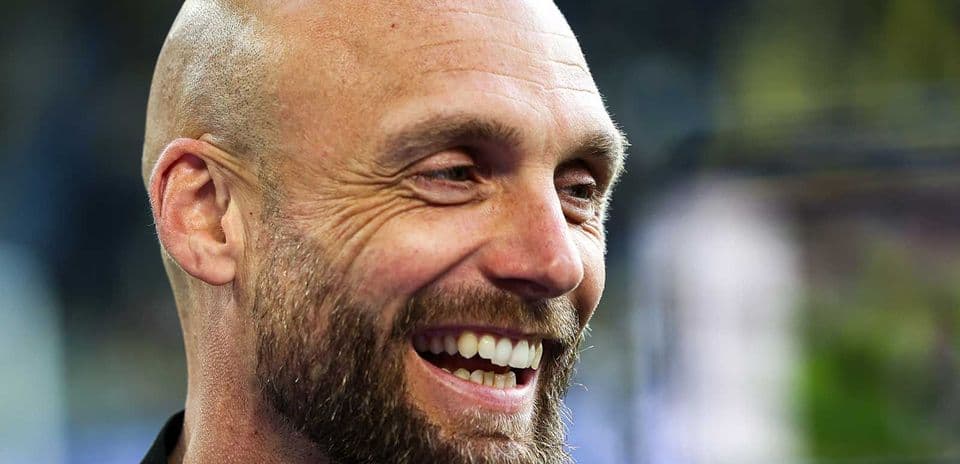 Hombre sonriendo en un evento deportivo