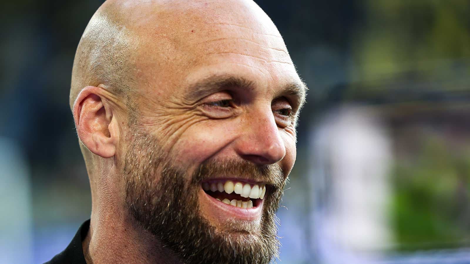 Hombre sonriendo en un evento deportivo
