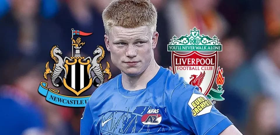 Jugador con camisón azul entre logos de Newcastle y Liverpool
