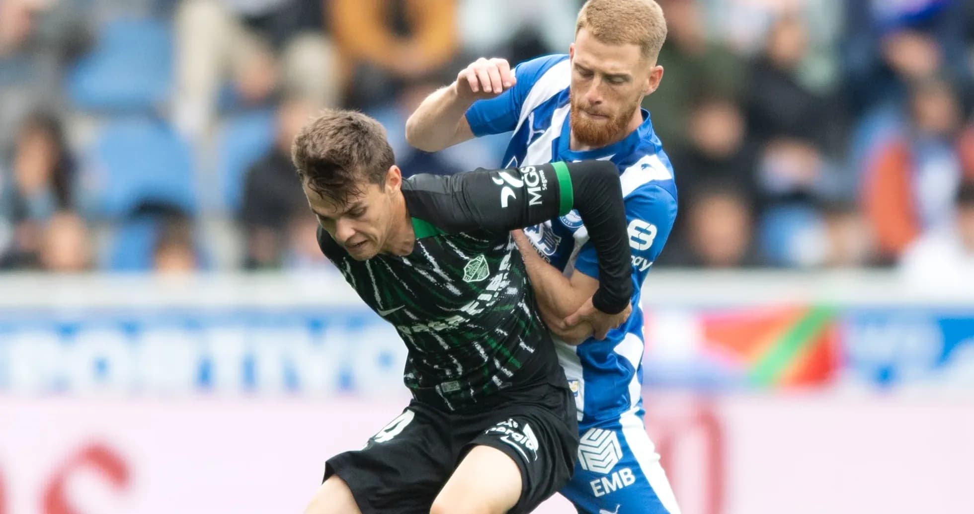 Jugadores de Elche y Alavés en acción