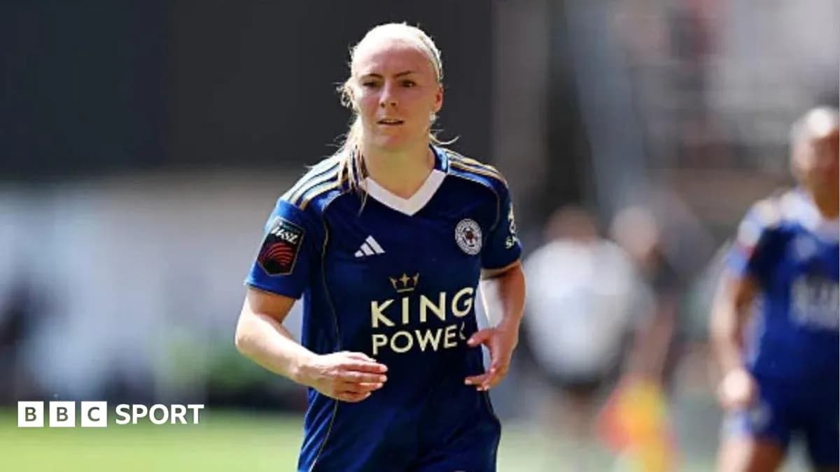 Jugadora de fútbol corriendo en uniforme de Leicester