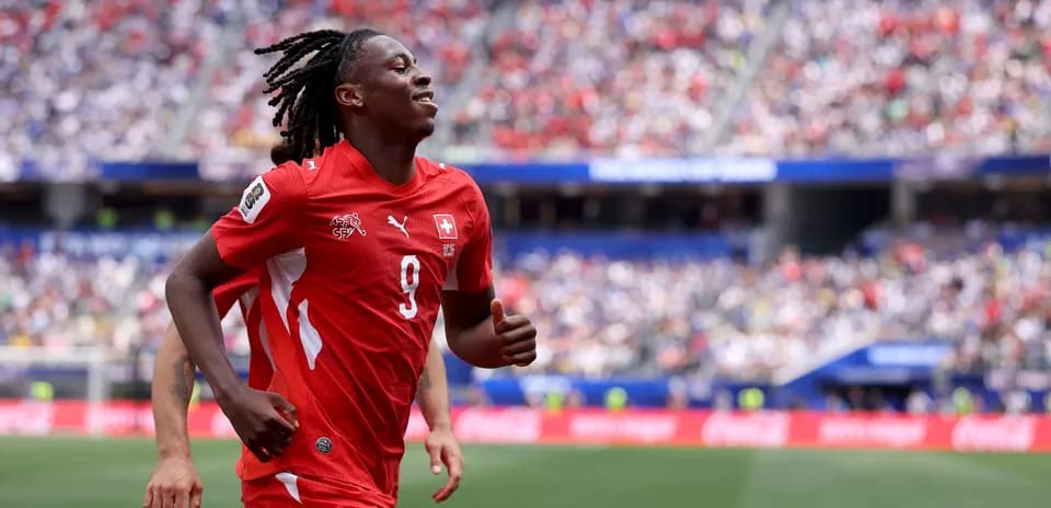 Jugador suizo corriendo en el campo durante un partido