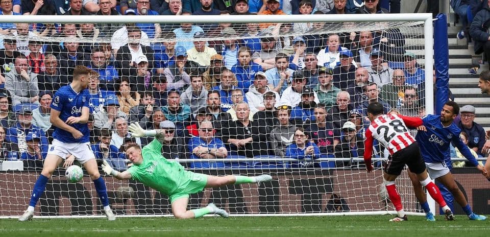 Un jugador de Sunderland lanza un penalti