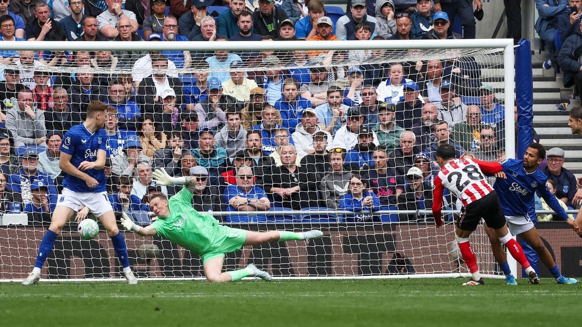 Un jugador de Sunderland lanza un penalti