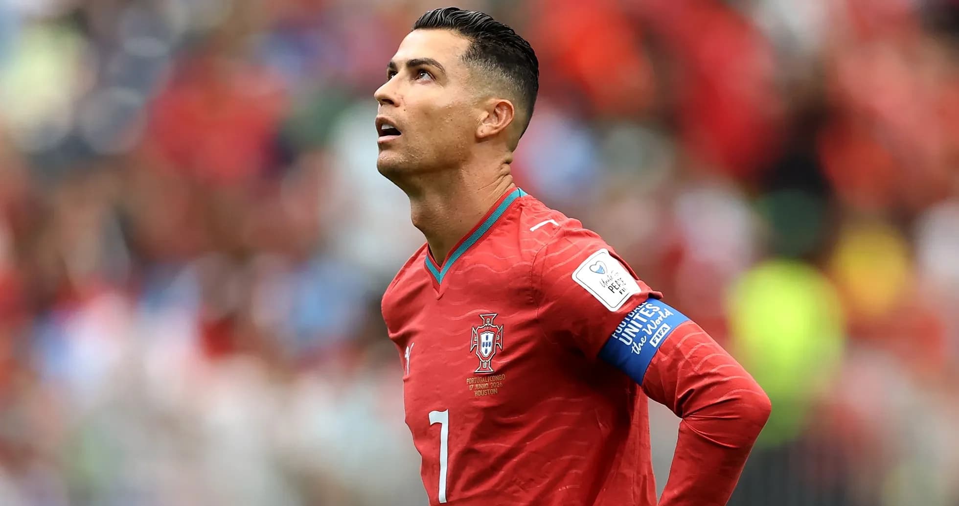 Jugador de Portugal mirando al cielo durante el partido