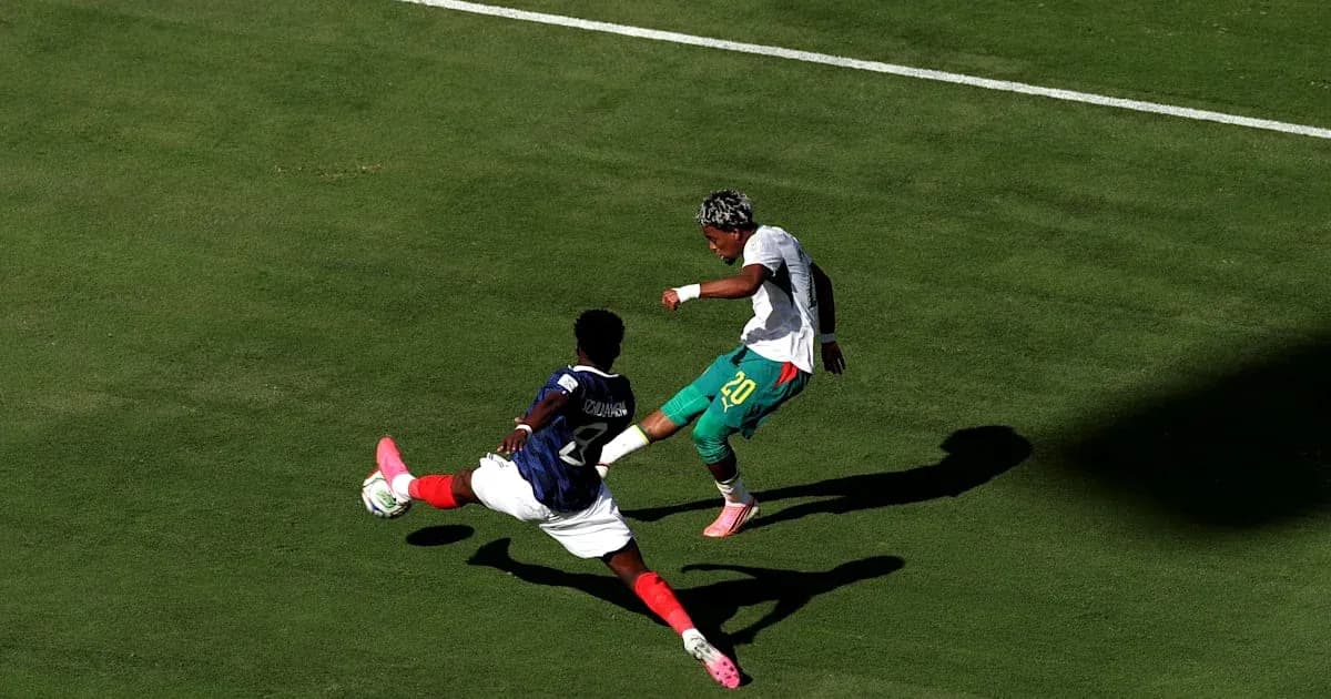 Jugador esquivando a oponente en el campo de fútbol