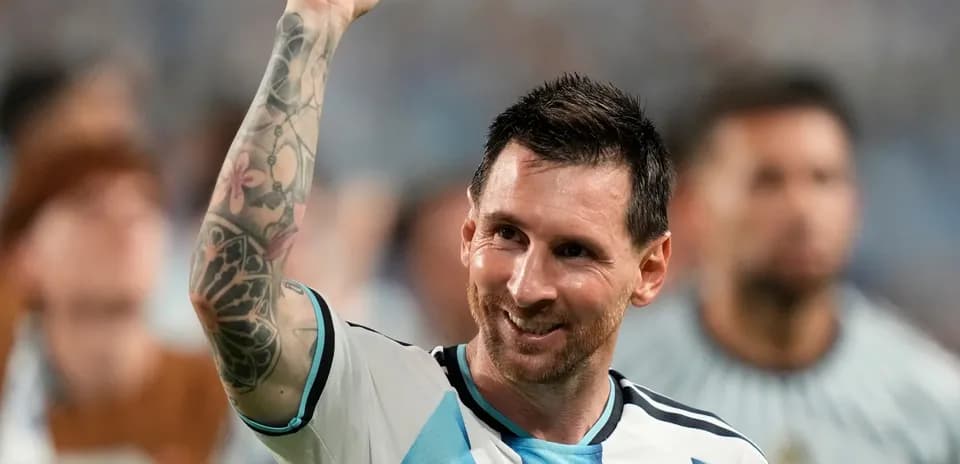 Lionel Messi celebrando durante un partido de fútbol