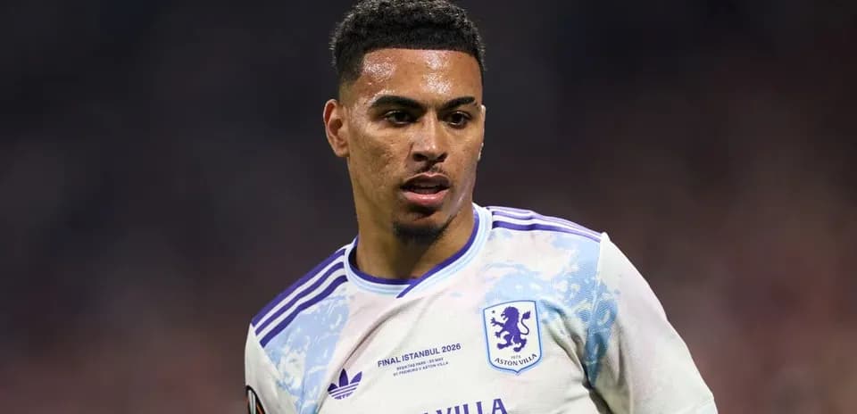 Jugador de Aston Villa en acción durante el partido