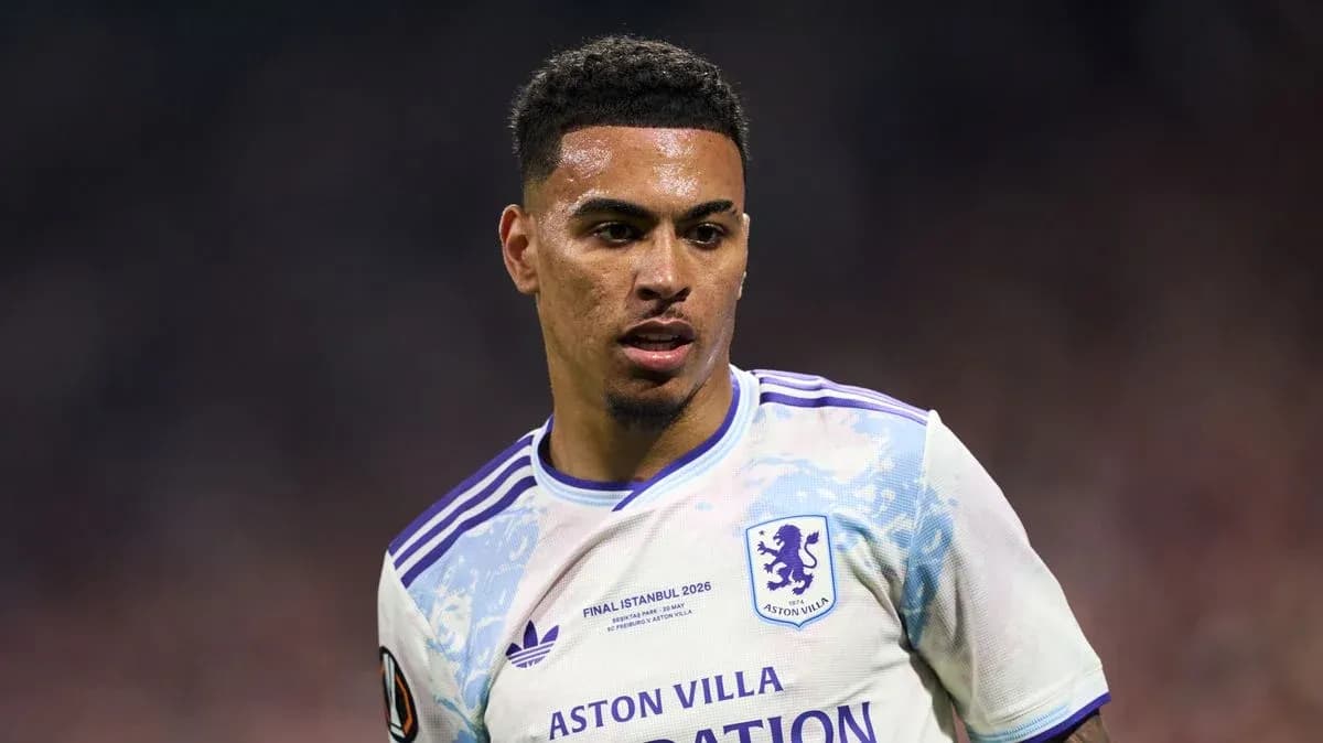 Jugador de Aston Villa en acción durante el partido