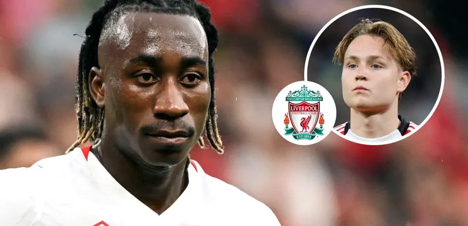 Jugador en primer plano con camiseta blanca y escudo de Liverpool