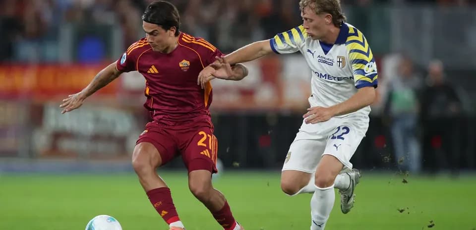 Jugadores de Parma y AS Roma compitiendo por el balón