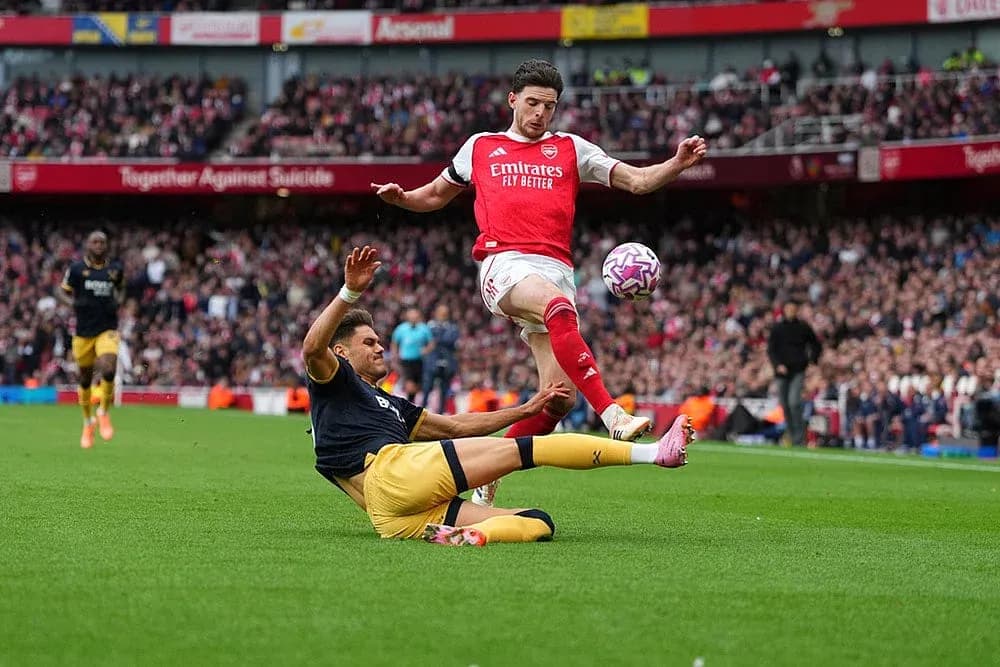 Jugador de Arsenal evita una entrada de West Ham