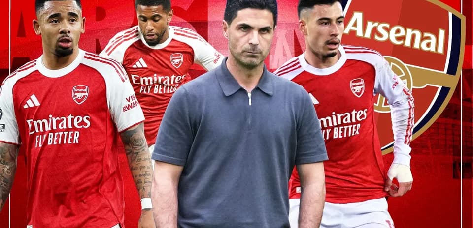 Jugadores de Arsenal y su entrenador en fondo rojo