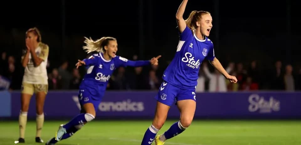 Jugadora de Everton celebra un gol en el partido