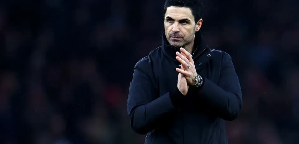 Entrenador aplaudiendo durante un partido
