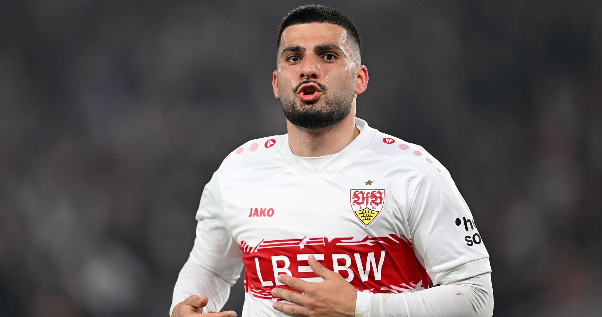 Jugador de Stuttgart celebrando una jugada en el campo