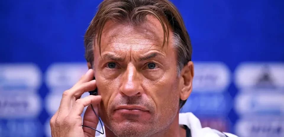 Entrenador hablando durante una conferencia de prensa