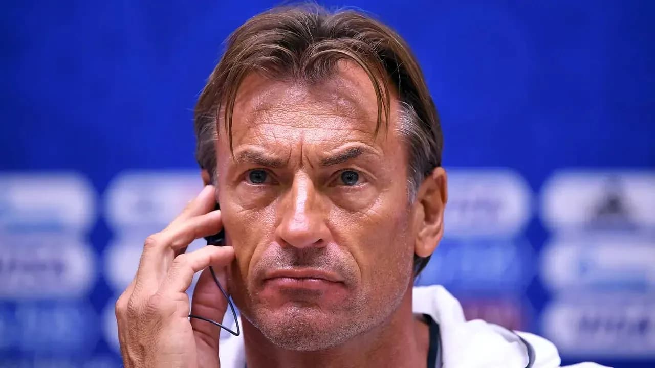 Entrenador hablando durante una conferencia de prensa