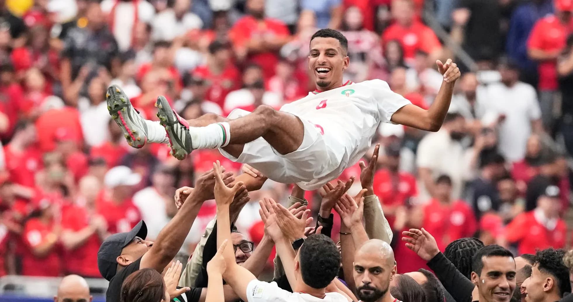Jugador marroquí siendo levantado por sus compañeros