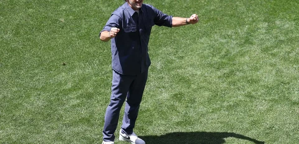 Entrenador celebrando en el campo de fútbol