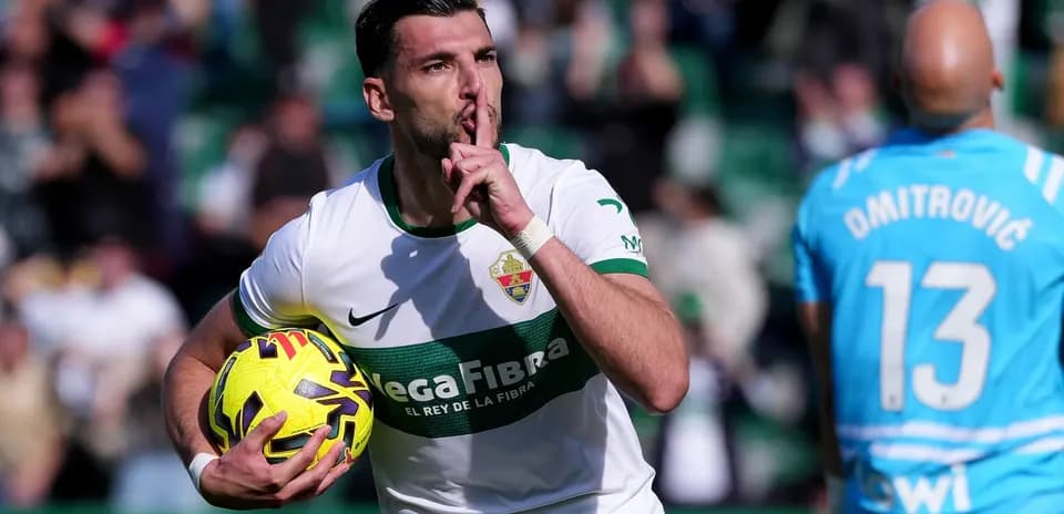 Jugador de Elche celebrando un gol